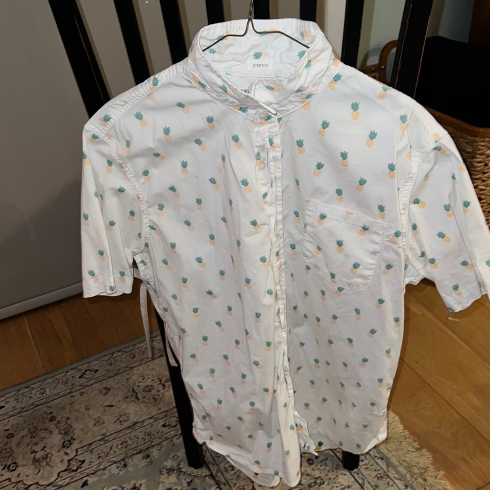 Mens LARGE Pineapple Shirt. Short sleeve button up. RESORT VACATION BEACH WEAR